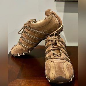 Suede/leather Skechers barely used.            Size 6 1/2